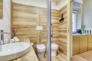 un bagno con vasca, WC e lavandino di Easybnb - Domus Orbitelli a Roma Altre 19 foto