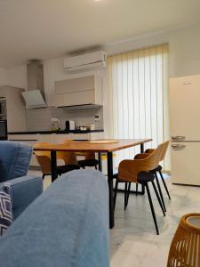 Kuchyň nebo kuchyňský kout v ubytování Pe-Ki Apartman Székesfehérvár