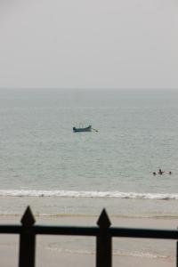 ein Boot im Meer in der Nähe eines Strandes in der Unterkunft O3 Beach Resort in Palolem