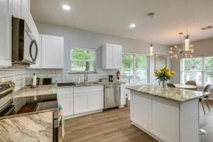 Kitchen o kitchenette sa Vacation Home Lake Livingston!