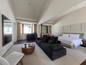 uma sala de estar com uma cama, um sofá e uma cama em Jiangnan House Changyuan em Suzhou