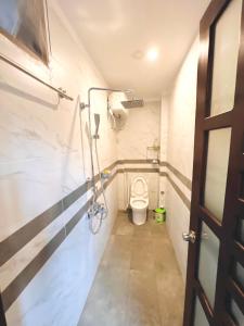 a bathroom with a toilet in a room at Kemnpi Homestay in Hue