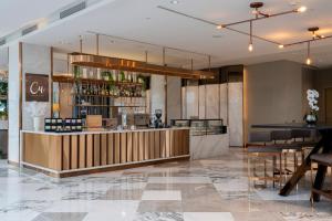 Lounge nebo bar v ubytování Holiday Inn & Suites Rayong City Centre by IHG