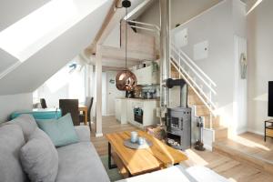 een woonkamer met een bank en een open haard bij Haus Windjammer Windjammer Danmark in Laboe