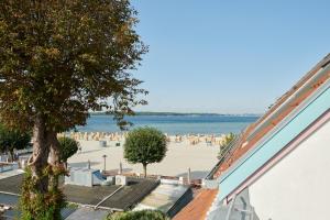 Elle offre une vue sur la plage. dans l'établissement Haus Windjammer Windjammer Danmark, à Laboe