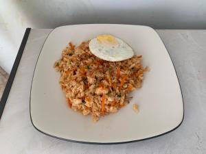 un plato de arroz frito con un huevo encima en Tanah Penida Bungalows, en Nusa Penida