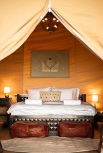 ein Schlafzimmer mit einem Bett in einem Zelt in der Unterkunft Mia Glamping in Orissaare