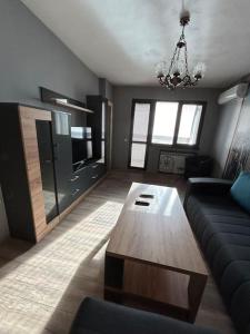 ein Wohnzimmer mit einem Sofa und einem Couchtisch in der Unterkunft Luxurious flat Pleven Center in Plewen