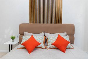 Postel nebo postele na pokoji v ubytování YourHouse ЖК Nest Grand
