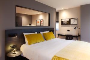 Postel nebo postele na pokoji v ubytování Golden Tulip Leiden Centre
