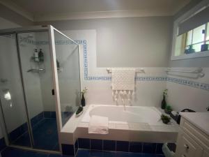 a bathroom with a bath tub and a shower at Rocky Rest in Orange