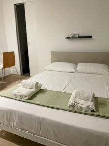 Un pat sau paturi într-o cameră la Hiero house