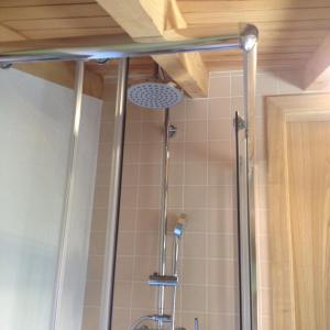 um chuveiro na casa de banho com uma cortina de chuveiro em Casa Da Pena em Góis