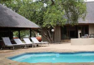 Bazén v ubytování Zebula Golf and Wildlife Estate - Moonlit Sky 10 pax - Moi Signature Luxury villa nebo v jeho okolí