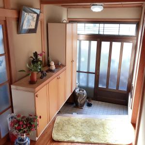 Zimmer mit Tür und Aoyer mit Fenster in der Unterkunft 花源 in Beppu