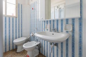 ein Bad mit einem Waschbecken und einem WC in der Unterkunft Sant'Orsola Apartment by Wonderful Italy in Bologna