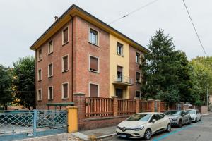 ein Haus mit zwei Autos, die davor geparkt sind in der Unterkunft Sant'Orsola Apartment by Wonderful Italy in Bologna
