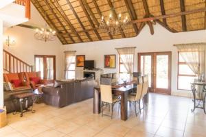 Гостиная зона в Zebula Golf and Wildlife Estate - Hornbill Paradise Pax 8 - Moi Signature Luxury villa