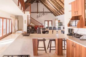 Кухня или мини-кухня в Zebula Golf and Wildlife Estate - Hornbill Paradise Pax 8 - Moi Signature Luxury villa
