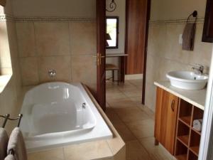 Ванная комната в Zebula Golf and Wildlife Estate - Hornbill Paradise Pax 8 - Moi Signature Luxury villa +10 фотографий