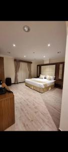 Un pat sau paturi într-o cameră la فيوبارك للشقق الفندقية