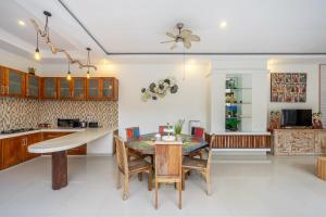 une cuisine avec une table et des chaises dans une pièce dans l'établissement De Gani, à Seminyak