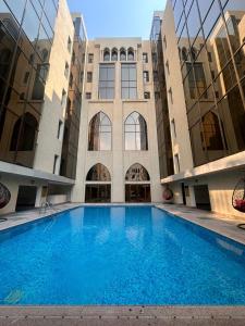 una gran piscina frente a un edificio en فندق جولدن ايليت Golden Elite Hotel en Al Khobar