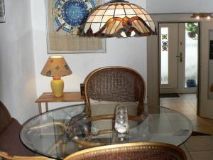 ハノーファーにあるPrivatzimmer Hannßのガラステーブル(椅子付)、ランプ