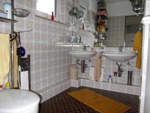 a bathroom with two sinks and a toilet at Privatzimmer Hannß in Hannover