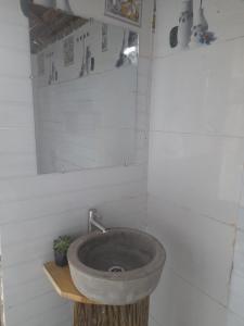 een badkamer met een stenen wastafel op een houten standaard bij Homestay niem t'rị Măng Pên in Kon Von Kla