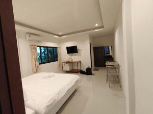 Televisyen dan/atau pusat hiburan di Good View Nan Restaurant & hotel