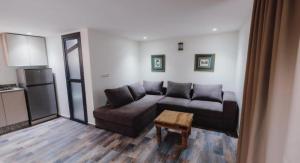 Aït Imouni的住宿－Villa et 3 bungalows Vert，客厅配有沙发和桌子