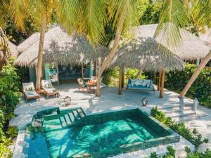 Bazén v ubytování Baros Maldives nebo v jeho okolí