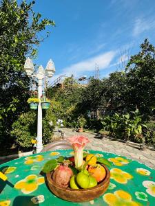 un cesto di frutta seduto su un tavolo di Eliz Garden a Kutaisi