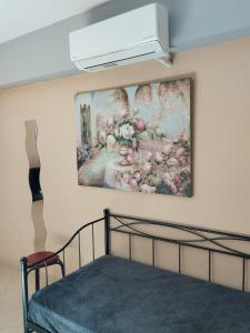 מיטה או מיטות בחדר ב-Cozy apartment in thessaloniki (1)