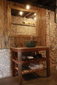 Nam Du的住宿－THE NAM DU HILL，一间带水槽和镜子的浴室