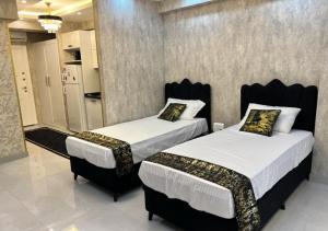 Łóżko lub łóżka w pokoju w obiekcie sutluce's luxury suite with a golden horn view