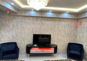 En TV eller et underholdningssystem på sutluce's luxury suite with a golden horn view