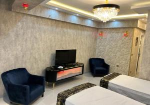 TV a/nebo společenská místnost v ubytování sutluce's luxury suite with a golden horn view