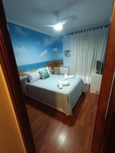 1 dormitorio con 1 cama y vistas al océano en Mikalita en San Fernando