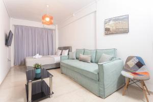 un salon avec un canapé et une chaise dans l'établissement Downtown Seaside Studios, à Thessalonique