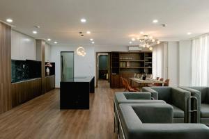 sala de estar con sofás y comedor en Luxury Penthouse 240m2, 3Br, Quận2, en Ho Chi Minh