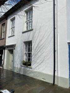 ein Schatten auf der Seite eines weißen Gebäudes in der Unterkunft Georgian Townhouse in Brecon
