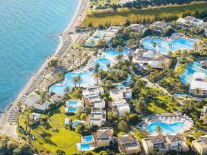 een luchtzicht op een resort naast het water bij Grecotel Kos Imperial in Kos-stad