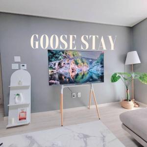 Pokój z napisem "gęś zostaje na ścianie" w obiekcie Goose Stay w mieście Bucheon