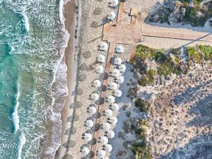 una vista aérea de una playa con un grupo de sombrillas en Grecotel Casa Paradiso, en Marmari