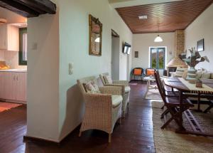 een eetkamer en een woonkamer met een tafel en stoelen bij Ornus Traditional House in Orné