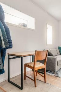 Posezení v ubytování Cozy and modern apartment centrally in Tromsø city