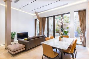 uma sala de estar com uma mesa e um sofá em Loft appartement em Courbevoie