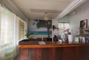 un bureau avec un bureau et une caisse dans l'établissement Royal Duchess Pension, à Puerto Princesa